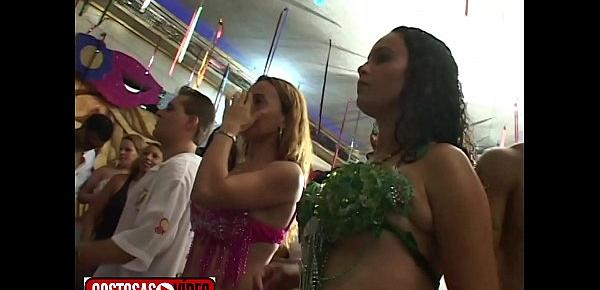  Agata moreno fica bebada em festa de carnaval e paga peitinho